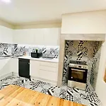 Center 3 Bedroom Flat Next To Avenida Liberdade * 리스본